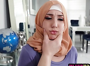Arab teen demoiselle with hijab Violet Gems foul-smelling stealing money by her client