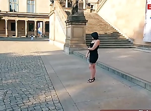 Deutsches normales natürliches Mädchen von nebenan macht echtes blind date treffen auf der Straße
