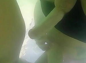Piranha dando buceta depilada na piscina