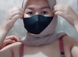 Sizzling Indonesian hijab asks wide be fucked