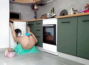 Slut mammy cooking sramble eggs in will mewl hear of pussy for breakfast